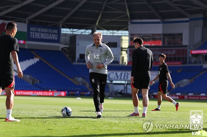 훈련 나선 위르겐 클린스만 감독 (서울=연합뉴스) = 남자 한국 축구대표팀 위르겐 클린스만 감독이 웨일스와의 친선경기를 앞둔 6일(현지시간) 영국 웨일스 카디프시티스타디움에서 훈련을 하고 있다. 2023.9.7 [대한축구협회 제공. 재판매 및 DB 금지] photo@yna.co.kr (끝)