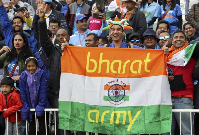 지난 2019년 6월 영국 노팅엄 트렌트브리지에서 열린 크리켓 월드컵 경기에서 인도 팬이 '바라트(Bharat)'라고 적힌 인도 국기를 흔들고 있다. AP뉴시스