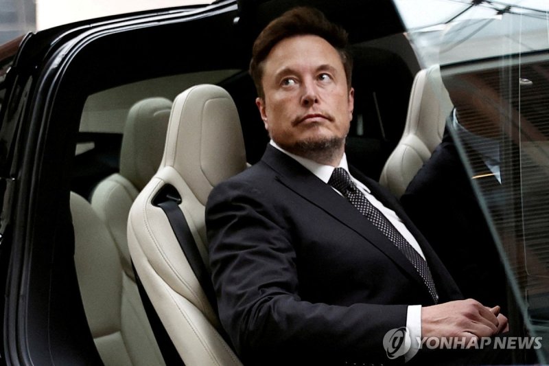 이론 머스크 FILE PHOTO: Tesla Chief Executive Officer Elon Musk gets in a Tesla car as he leaves a hotel in Beijing, China May 31, 2023. REUTERS/Tingshu Wang/File Photo