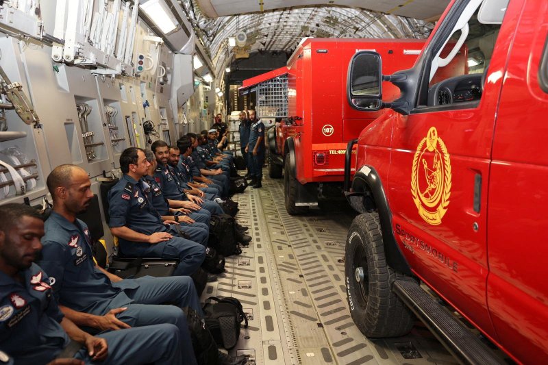 카타르 도하 인근 알 우데이드 공군 기지에서 10일(현지시간) 모로코로 향하는 카타르 정부의 국제 수색 구조대가 군용기에 탑승해 출발을 기다리고 있다.로이터뉴스1