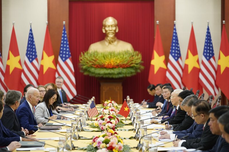 지난해 9월 10일 베트남 하노이에 도착한 조 바이든 미국 대통령이 공산당 본부에서 응우옌 푸 쫑 공산당 서기장(오른쪽)과 정상회담을 하고 있다. 바이든 대통령은 이틀간의 일정으로 베트남을 방문했다.AP뉴시스