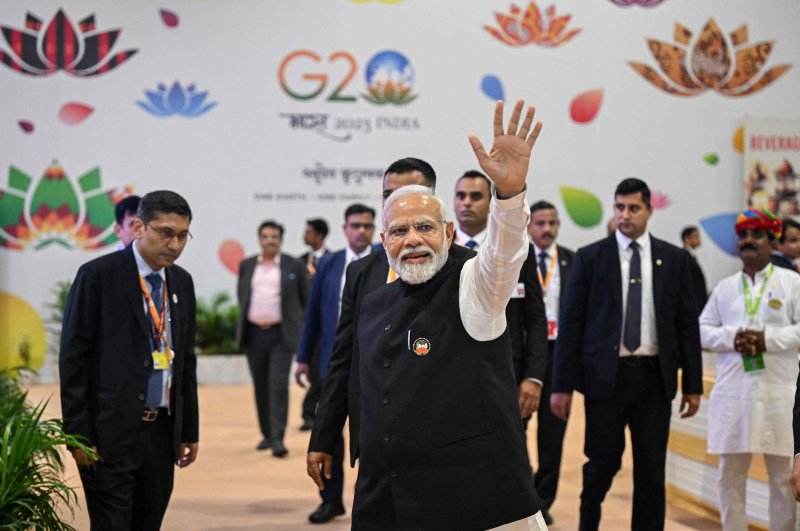 나렌드라 모디 인도 총리가 지난 10일(현지시간) 인도 뉴델리에서 열린 주요20개국(G20) 정상회의 국제 언론 센터에 들러 손을 흔들고 있다.AFP연합뉴스