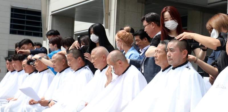 전북도의원들이 5일 전북 전주시 전북도의회 앞에서 '새만금 사회간접자본(SOC) 예산 삭감' 항의 삭발식을 하고 있다. 2023.9.5/뉴스1 ⓒ News1 유경석 기자