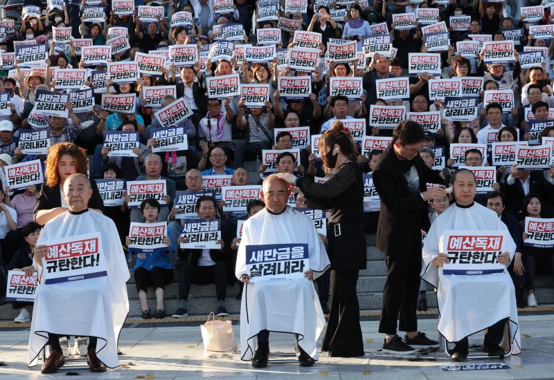 더불어민주당 김성주, 윤준병 의원 등이 7일 서울 여의도 국회 본청 앞 계단에서 열린 '윤석열정부 새만금 SOC 예산 삭감 규탄대회'에서 삭발을 하고 있다. 2023.9.7/뉴스1 ⓒ News1 송원영 기자