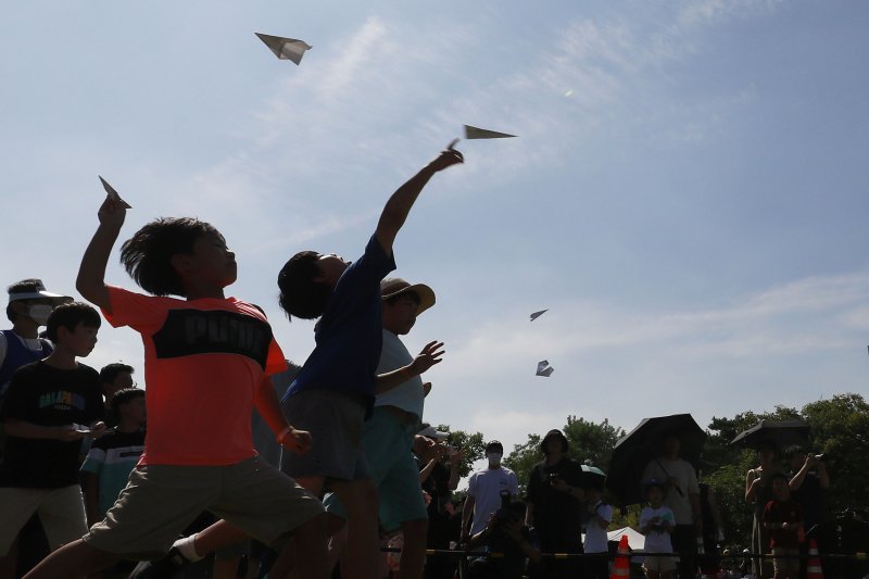 [서울=뉴시스] 최동준 기자 = 9일 서울 여의도한강공원 잔디마당에서 열린 한강 종이비행기 축제에 참가한 어린이들이 종이비행기를 하늘 위로 날리고 있다. 2023.09.09. photocdj@newsis.com