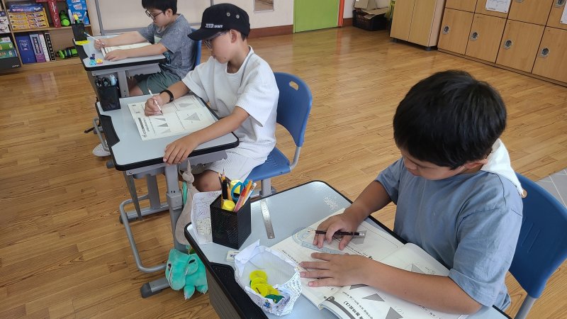 충북도교육청은 인공지능(AI) 활용 초등수학 수업 지원 시스템인 '똑똑! 수학탐험대' 2학기 워크북을 제작해 도내 모든 1~4학년 초등학생에게 배부했다.(충북교육청 제공)/ 뉴스1