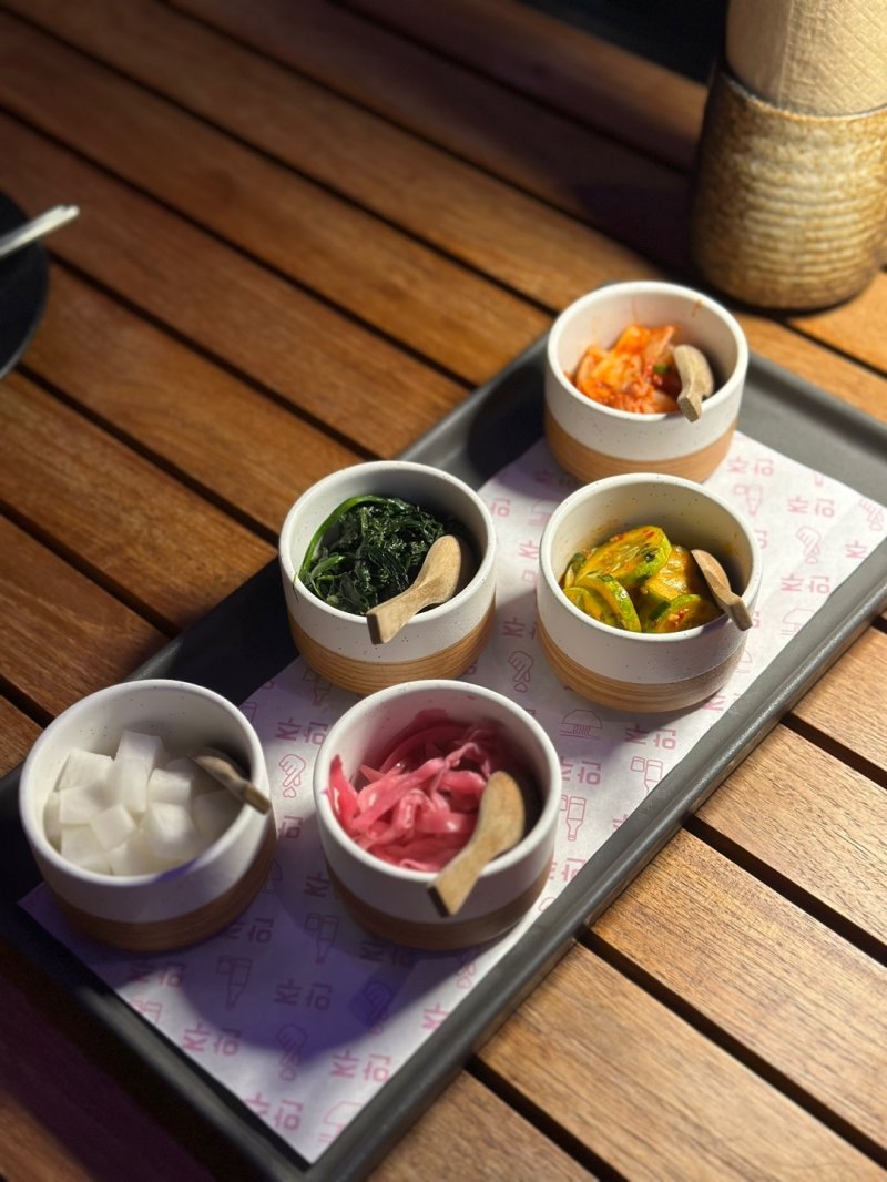 한국에서 처럼 음식 메뉴를 주문하면 기본 반찬을 내어 준다ⓒ News1 윤슬빈 기자