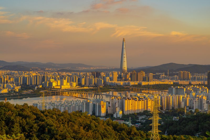 노을빛이 롯데타워를 노랗게 물들인다(서울관광재단 제공)