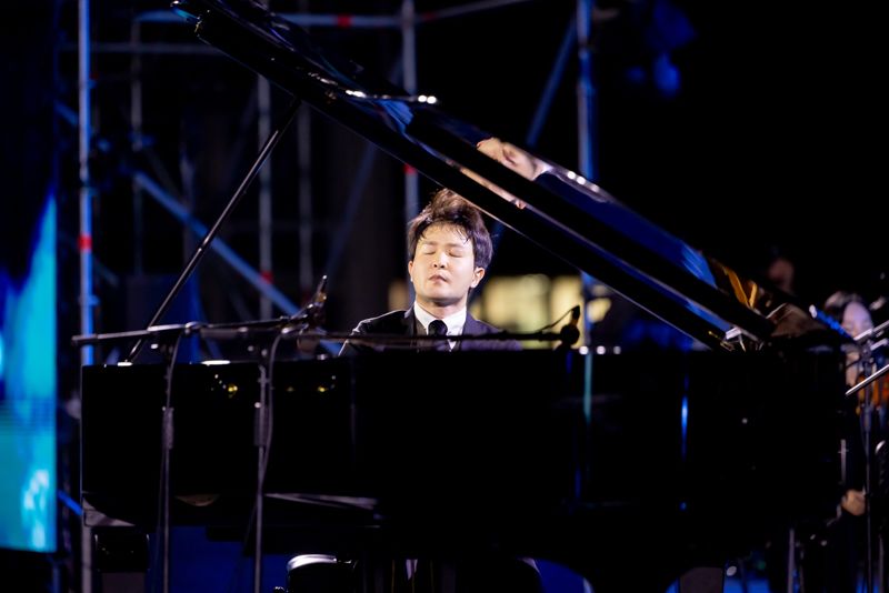 지난 9일 서울 청와대 헬기장에서 열린 '2023 블루하우스 콘서트'에서 피아니스트 선우예권이 피아노 연주를 하고 있다. 국립심포니오케스트라 제공