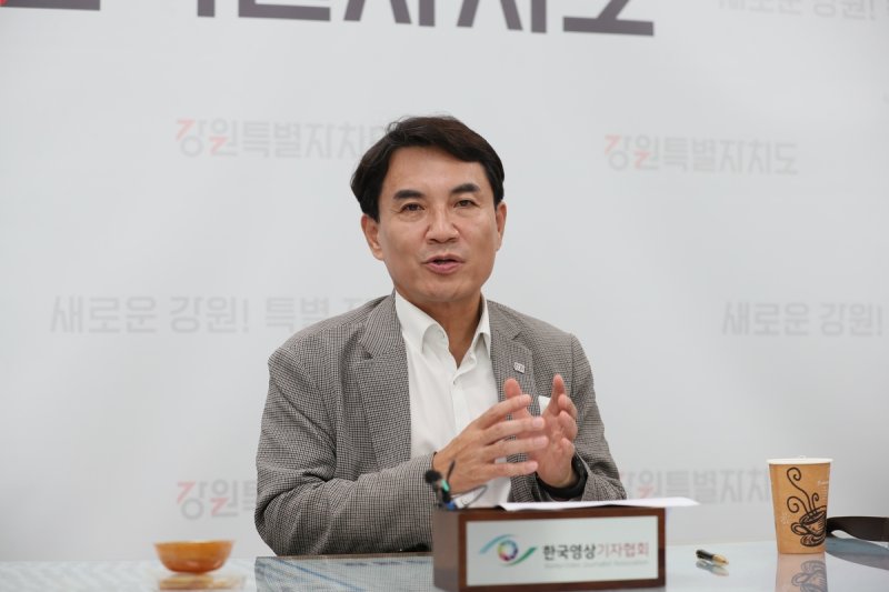 김진태 강원지사가 지난달 기자회견에서 양양공항 활성화 방안에 대해 설명하고 있다. 강원특별자치도 제공
