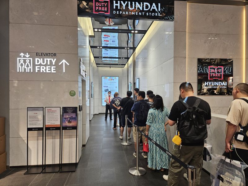 지난 8일 서울 중구 현대백화점면세점 동대문점에 엘리베이터를 타려는 중국인 단체 관광객들의 줄이 길게 늘어서 있다. /사진=이정화 기자