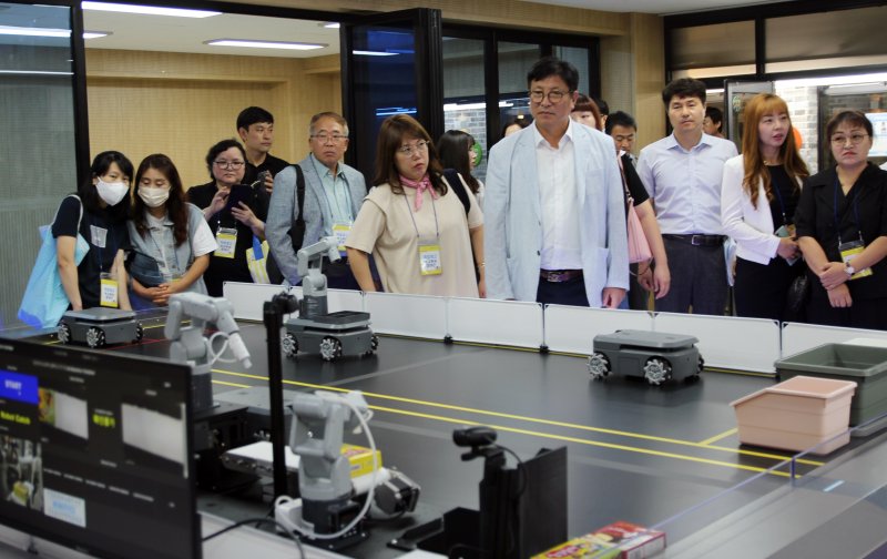 11일 오전 10시30분 인천시 연수구 청학동 인천바이오과학고등학교를 시작으로 열린 '제3차 직업계고 학교투어' 현장에서 도성훈 인천광역시교육감과 학부모 등 40여 명이 참여해 학교를 둘러보고 있다. 2023.9.11/뉴스1 ⓒ News1 박아론 기자