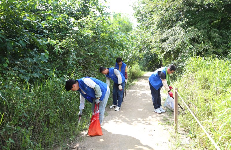 신한투자증권은 생물 다양성 보존을 위한 활동의 일환으로 지난달 28일 서울 여의도 샛강생태공원 산책로를 돌며 쓰레기를 줍는 정기 플로깅 환경정화 활동을 펼쳤다.