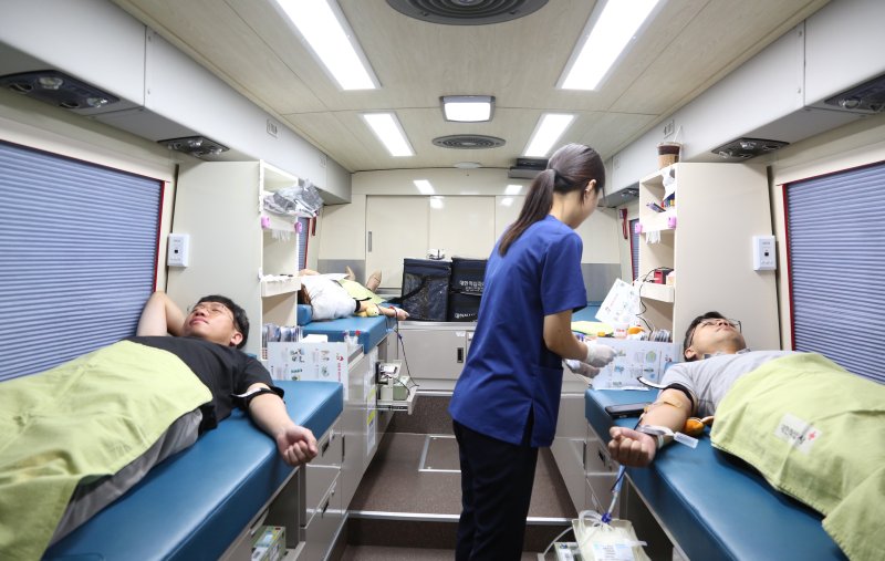 신한투자증권은 사내 봉사문화 정착을 위해 매주 금요일을 봉사의 날(매금봉)로 정하고 매주 자발적 봉사를 이어가고 있다. 매금봉의 일환으로 진행된 헌혈 버스 운영에서 임직원들이 헌혈에 동참하고 있다. 신한투자증권 제공