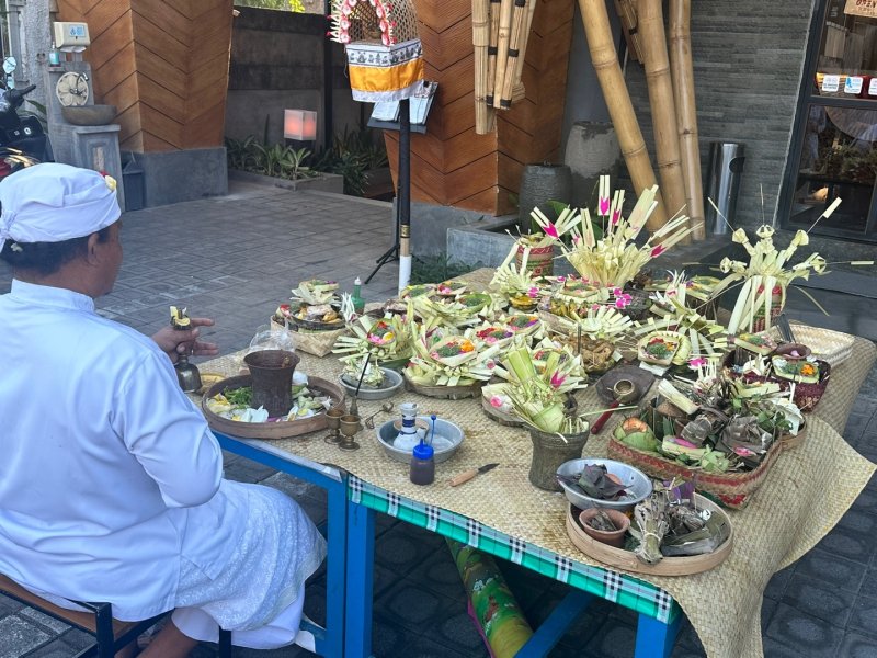 스님이 차낭사리를 여러 개를 두고 마을의 안녕을 기원하는 기도를 하고 있다 ⓒ News1