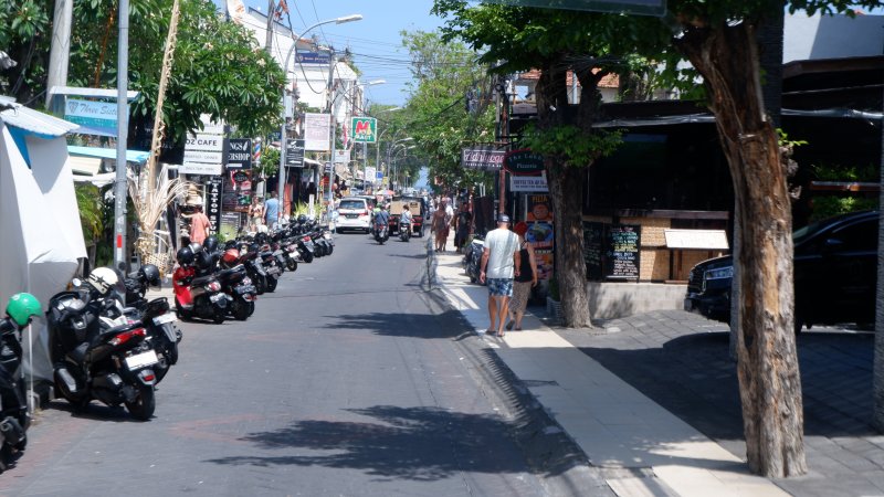 르기안 지역 차도에 세워진 오토바이