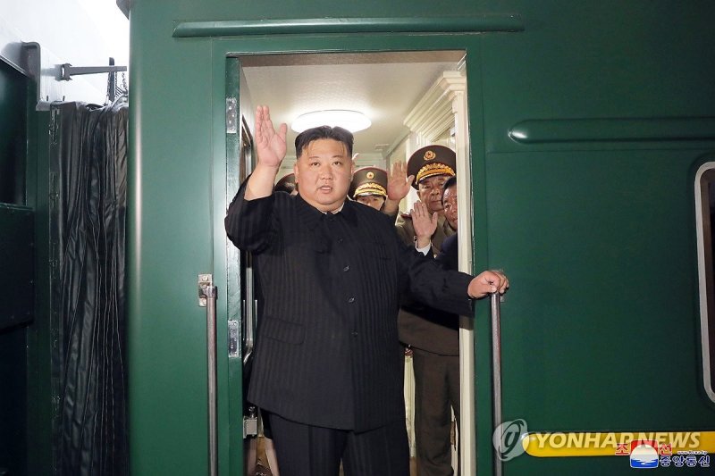 김정은 국무위원장이 러시아연방을 방문하기위해 9월 10일 오후 전용열차로 평양을 출발하면서 손을 흔들고 있다.