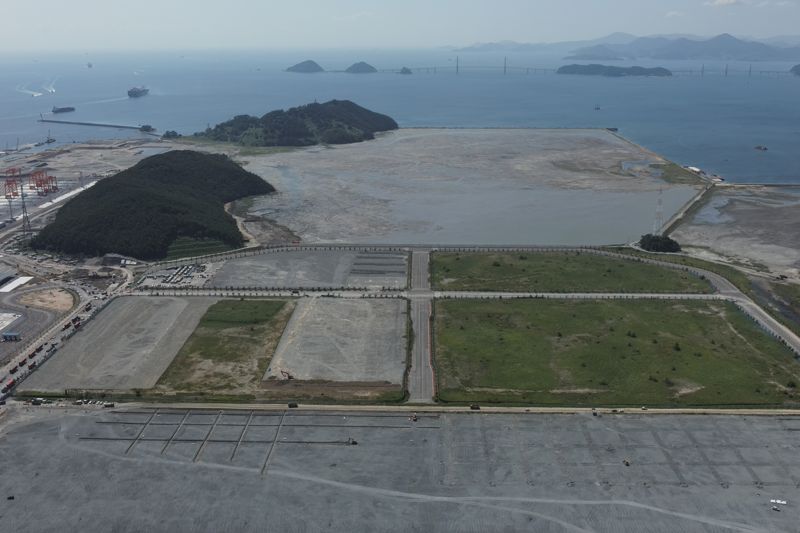 부산항 신항 서'컨' 배후단지 전경. 부산항만공사 제공