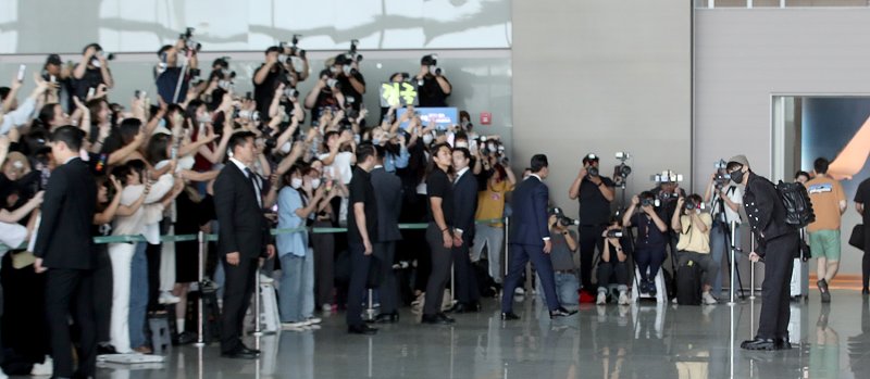 방탄소년단(BTS) 정국이 해외 일정을 위해 12일 오전 인천국제공항에 도착해 미국 뉴욕으로 출국하기 전 환호하는 팬을 향해 인사를 하고 있다. ⓒ News1 권현진 기자