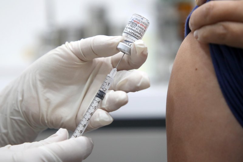의료진이 코로나19 화이자 2가 개량백신 접종을 준비하는 모습. 뉴시스 제공.