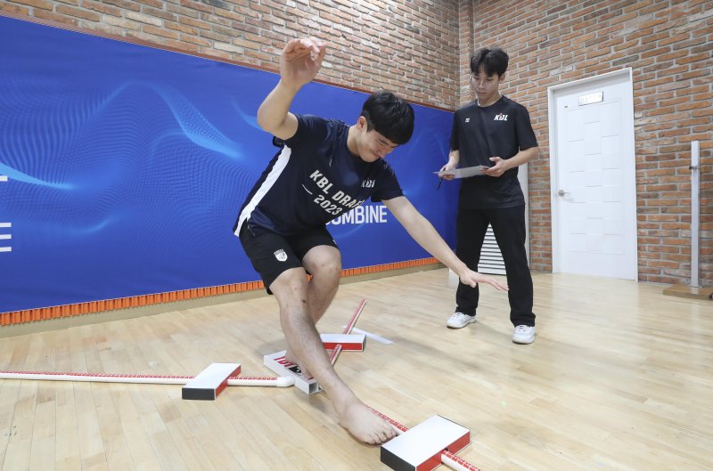 [서울=뉴시스] 김근수 기자 = 박무빈 고려대학교 선수가 12일 서울 강남구 KBL 센터에서 열린 KBL 2023 신인선수 드래프트 컴바인에서 Y벨런스 테스트를 하고 있다. 2023.09.12. ks@newsis.com