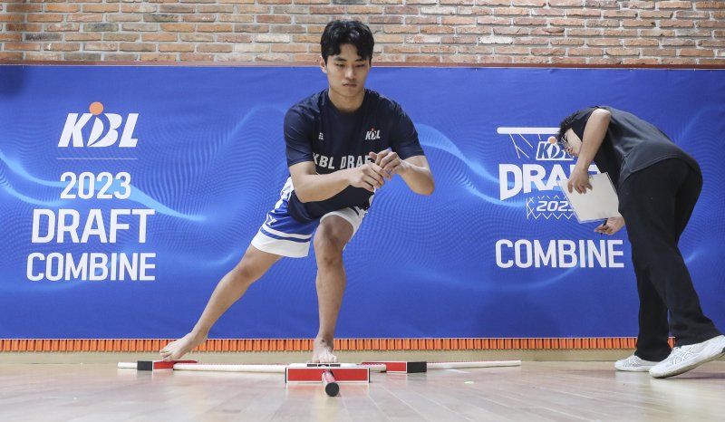 [서울=뉴시스] 김근수 기자 = 유기상 연세대학교 선수가 12일 서울 강남구 KBL 센터에서 열린 KBL 2023 신인선수 드래프트 컴바인에서 Y벨런스 테스트를 하고 있다. 2023.09.12. ks@newsis.com