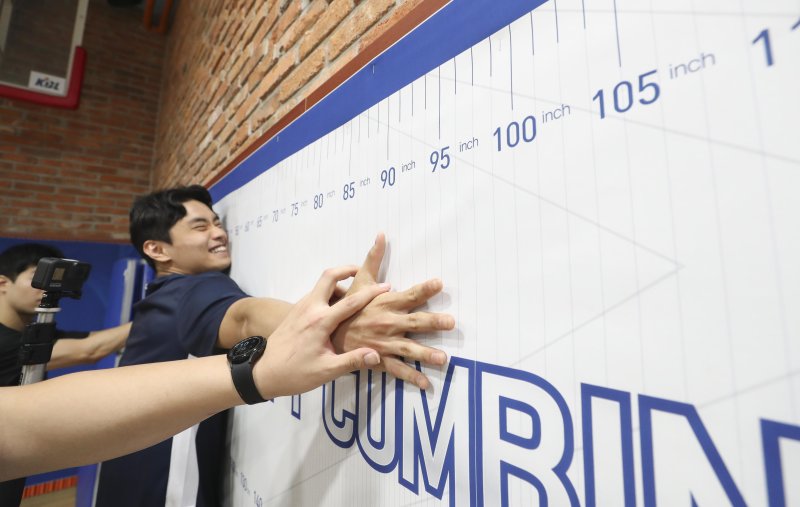 [서울=뉴시스] 김근수 기자 = 유기상 연세대학교 선수가 12일 서울 강남구 KBL 센터에서 열린 KBL 2023 신인선수 드래프트 컴바인에서 윙스팬을 측정하고 있다. 2023.09.12. ks@newsis.com