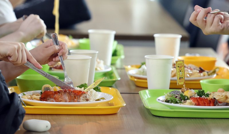 12일 오후 경남 김해시 어방동 인제대학교 김해캠퍼스 학생 식당에서 많은 학생이 랍스터 치즈구이 정식을 먹고 있다./사진=연합뉴스