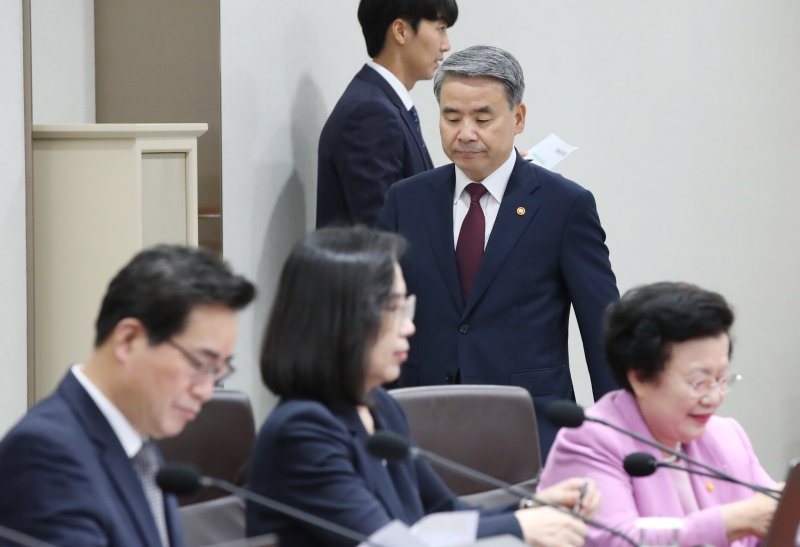 국방장관 사임설에 민주 “해임 아닌 단순 교체론 충분치 않아”