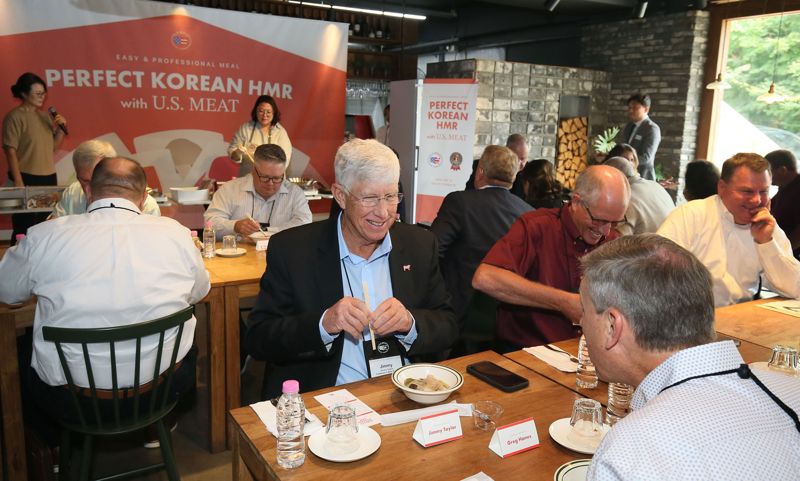 미국육류수출협회가 12일 서울 종로구에 위치한 ‘스미스가 좋아하는 테라스’에서 미국 육류 생산 관계자로 구성된 '하트랜드(Heartland)'팀의 방한을 기념해 진행한 행사에서 하트랜드팀이 미국산 육류를 활용한 HMR&RMR 메뉴를 시식하고 있다. 이번 방한은 한국 유통시장에서 미육류가 유통, 소비되는 전 과정을 경험하고자 이뤄졌다. /사진=미국육류수출협회