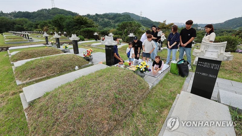 추석 앞두고 이른 성묘 추석 앞두고 이른 성묘 (인천=연합뉴스) 임순석 기자 = 추석을 앞두고 10일 인천시 부평구 인천가족공원을 찾은 가족들이 성묘하고 있다. 2023.9.10 soonseok02@yna.co.kr (끝)