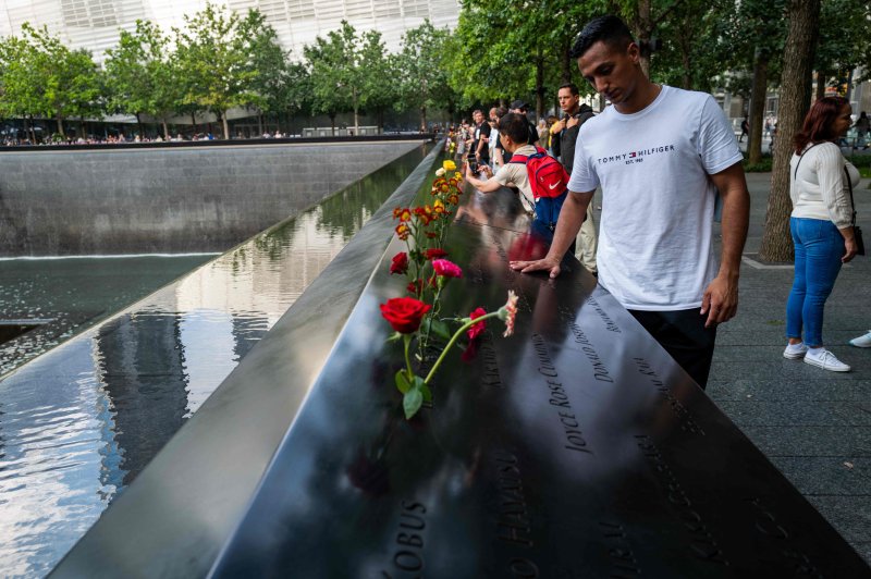 지난 10일(이하 현지시간) 미국 뉴욕 맨해튼의 '그라운드 제로'에서 22년 전 테러 사건을 추모하는 시민들이 모여 있다. AFP연합뉴스