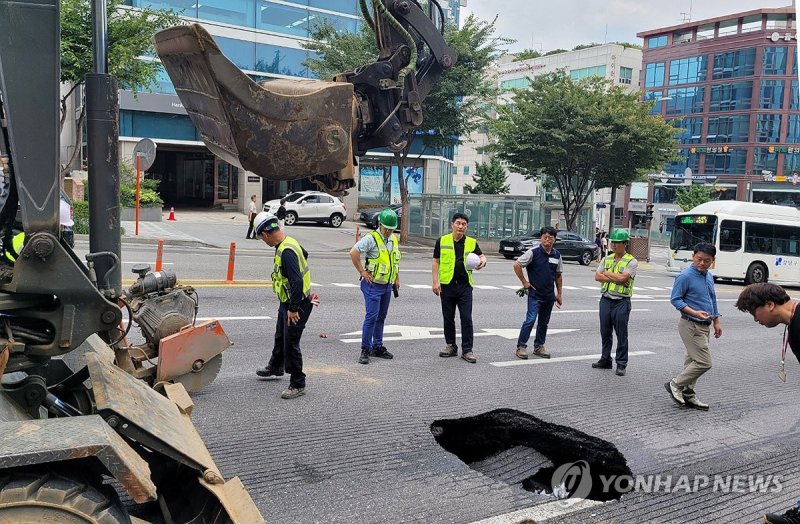 12일 오전 땅 꺼짐 사고가 발생한 서울 강남구 봉은사로에서 관계자들이 현장을 살펴보고 있다. 이날 오전 10시 45분께 지하철 9호선 언주역 8번 출구 앞 봉은사로에 지름 1ｍ, 깊이 1.5ｍ가량의 땅 꺼짐 현상이 발생해 교보타워사거리부터 차병원사거리 방향 4개 차로가 전면 통제되고 있다. /사진=연합뉴스