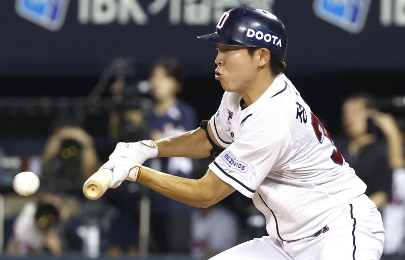 [서울=뉴시스] 정병혁 기자 = 7일 서울 송파구 잠실야구장에서 열린 2023 프로야구 KIA 타이거즈 대 두산베어스의 경기, 7회말 무사 주자 1루 상황 두산 정수빈이 기습번트를 하고 있다. 2023.09.07. jhope@newsis.com