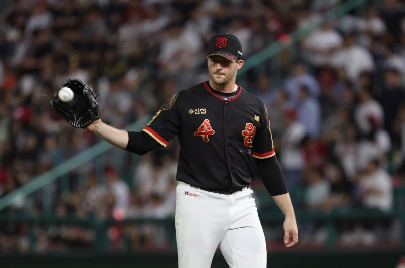 [인천=뉴시스] 고승민 기자 = 12일 인천 SSG랜더스필드에서 열린 2023 KBO KT wiz 대 SSG 랜더스 경기, 5회말 SSG 공격 2사 주자없는 상황 6번타자 김성현을 아웃시킨 KT 선발투수 벤자민이 공을 받고 있다. 2023.09.12. kkssmm99@newsis.com