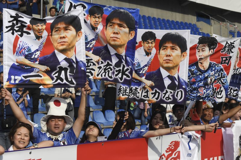 [헹크(벨기에)=AP/뉴시스]튀르키예전 승리에 기뻐하는 일본 축구팬. 2023.09.12. /사진=뉴시스
