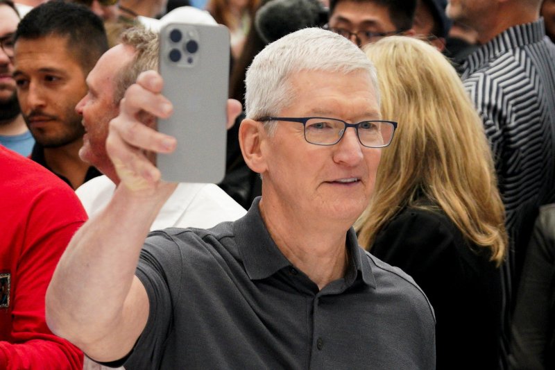 애플의 팀 쿡 최고경영자(CEO)가 지난달 12일 미국 캘리포니아주 쿠퍼티노의 애플 본사에서 신제품 '아이폰 15 프로' 제품을 들고 있다.로이터연합뉴스