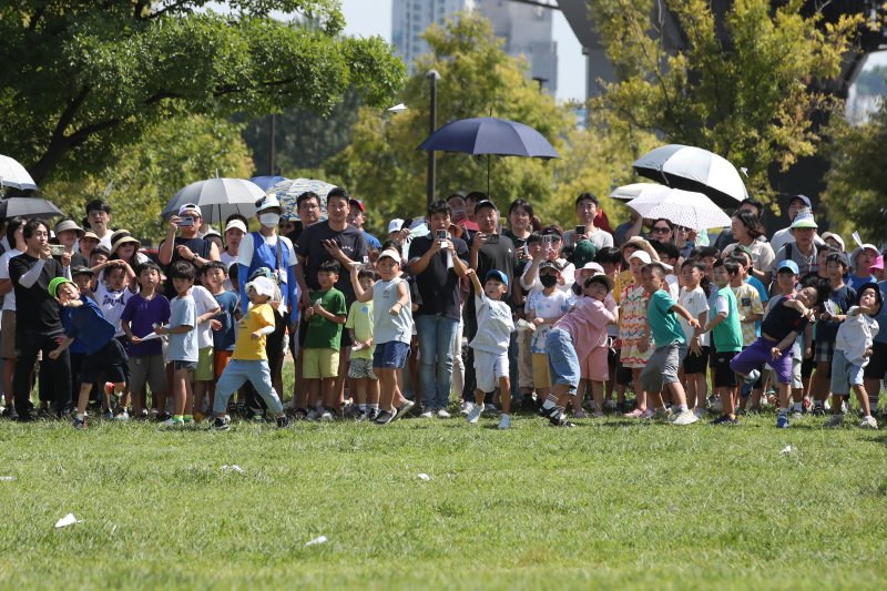 '2023 한강 종이비행기 축제'에 참가한 어린이들이 종이 비행기를 날리고 있다. 자료사진=뉴스1