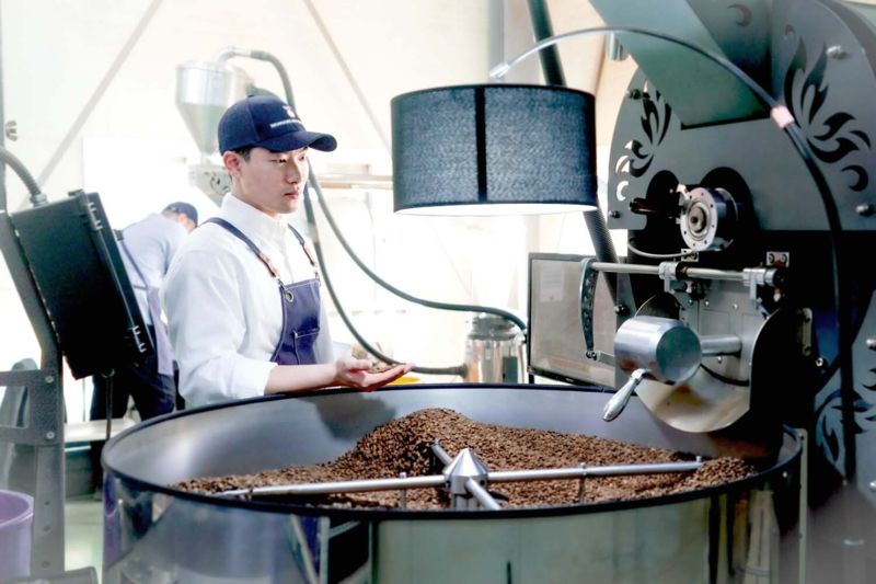 홍창인 워너빈로스터리 대표가 커피 원두를 볶는 작업을 관리하고 있다.