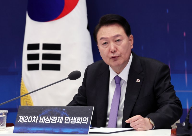 [서울=뉴시스] 홍효식 기자 = 윤석열 대통령이 13일 청와대 영빈관에서 제20차 비상경제민생회의 겸 대한민국 초거대 AI 도약 회의를 주재하고 있다. (대통령실통신사진기자단) 2023.09.13. yesphoto@newsis.com /사진=뉴시스