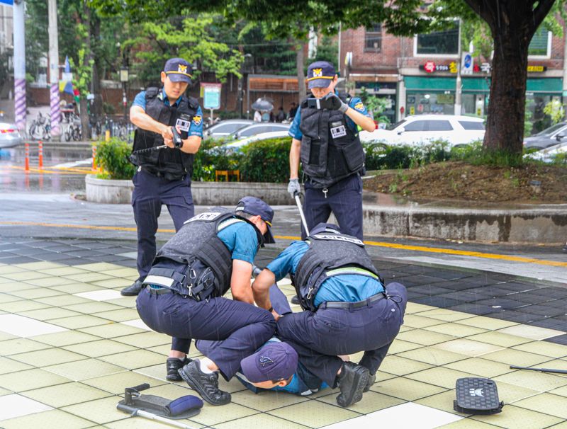 서울 서부경찰서는 13일 서울 은평구 응암역 3번 출구 인근 은평너른마당에서 소방, 구청 등 유관기관과 합동해 강력범죄 대응 훈련을 실시했다. /사진=서울 서부경찰서 제공