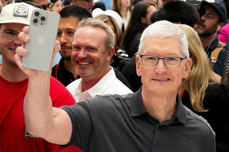 팀 쿡 애플 최고경영자가 12일(현지시간) 미국 캘리포니아주 쿠퍼티노에 있는 애플파크에서 새로 출시된 아이폰15 프로 모델을 선보이고 있는 모습. 연합뉴스