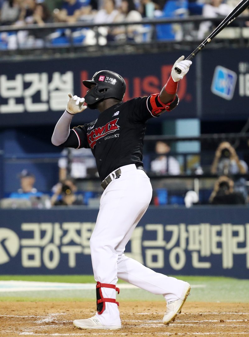 17일 서울 송파구 잠실야구장에서 열린 프로야구 '2023 신한은행 SOL KBO리그' KT 위즈와 두산 베어스의 경기, KT 알포드가 5회초 무사 1루 상황에서 1타점 2루타를 치고 있다. 2023.8.17/뉴스1 ⓒ News1 김성진 기자