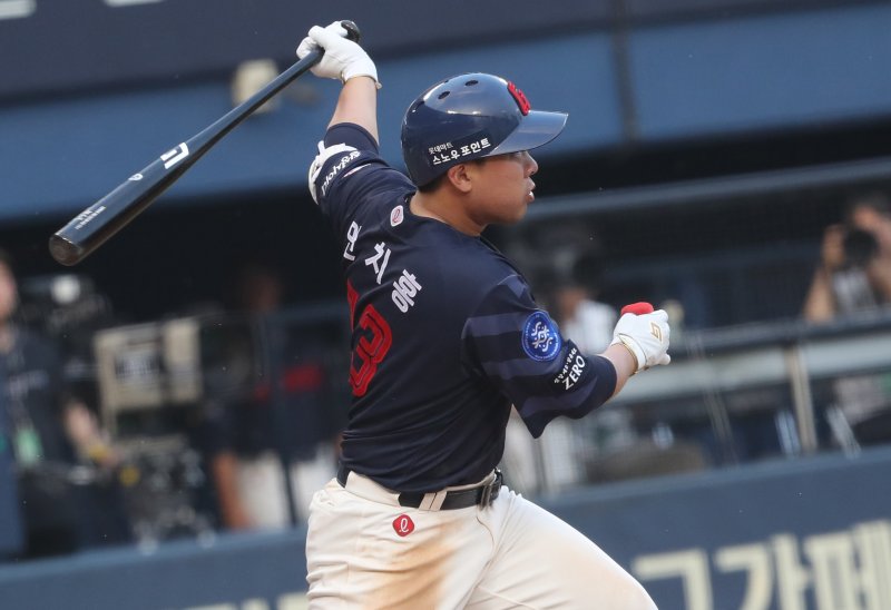 23일 오후 서울 송파구 잠실야구장에서 열린 프로야구 '2023 신한은행 SOL KBO리그' 롯데 자이언츠와 LG 트윈스의 경기에서 롯데의 4회초 2사 주자 없는 상황, 안치홍이 안타를 치고 있다. 2023.6.23/뉴스1 ⓒ News1 구윤성 기자