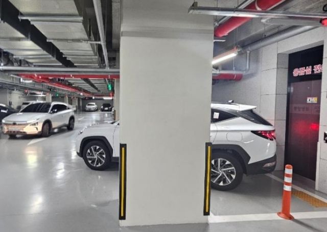 병원 지하 주차장 응급실 전용 승강기 앞을 가로막은 흰색 SUV. 사진출처=온라인커뮤니티