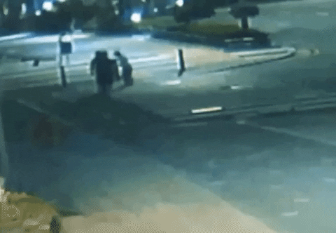 여중생 A양이 가족으로부터 도망쳤다가 붙잡혀 폭행을 당했다. 이후 가족들 앞에서 무릎을 꿇고 있는 모습. SBS 보도화면 캡처