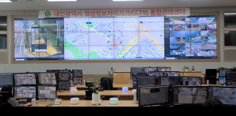 ETRI의 '시각지능 딥뷰' 기술이 대전광역시 CCTV 통합관제센터에 연동돼 길거리에 사람이 쓰러지거나 특별한 상황이 발생할 경우에 즉각적으로 탐지한다. ETRI 제공
