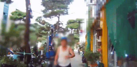 흉기 난동 현장에 도착한 여경이 테이저건을 이용해 난동범을 제압하는 모습. 경찰청 유튜브