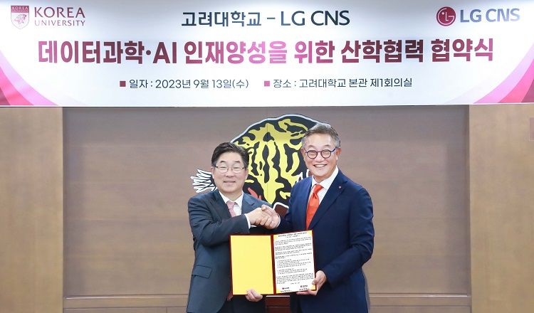 LG CNS 현신균 대표이사(오른쪽)와 고려대 김동원 총장이 지난 13일 서울 고려대 본관에서 '데이터과학·AI 인재양성을 위한 산학협력 업무협약(MOU)'을 체결하고 기념촬영을 하고 있다. LG CNS 제공