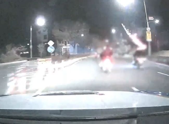 오토바이 폭주 후 도주하는 과정에서 경찰 차량에 폭죽을 쏘고 있는 10대 청소년들. 경남경찰청